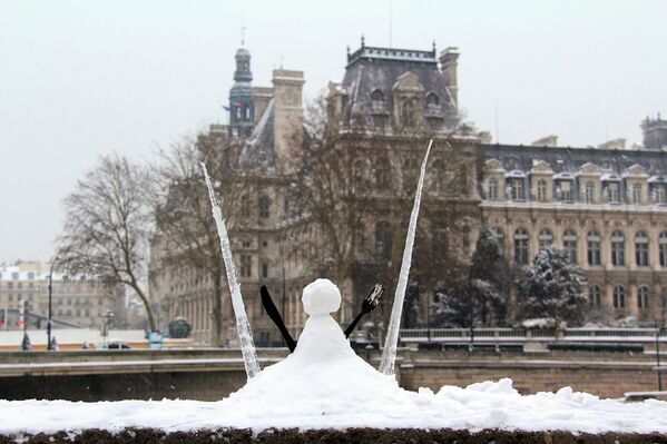 Гастрономический снеговичок на набережной возле столичной мэрии. В Москве вместо рук ему вставили бы палки, в Париже - вилку и нож.