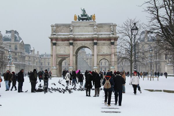 Туристы возле Карусельной арки перед Лувром.