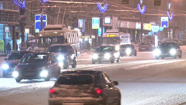 А снег идет: Москва вновь укрылась в сугробах и остановилась в пробках 