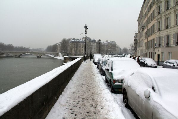 Зимняя набережная в Париже 