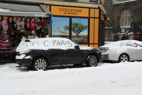 Это Париж, - написал кто-то на машине. Лозунг болельщиков футбольного ПСЖ в эти дни кажется вполне уместным напоминанием для тех, кто привык видеть столицу Франции несколько иной.