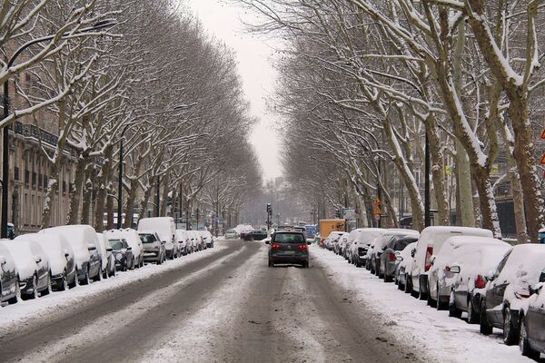 Заснеженная улица в Париже 
