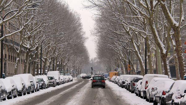 Заснеженная улица в Париже