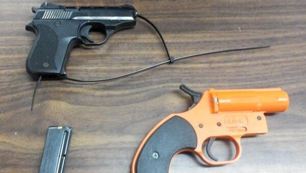 Оружие, оставленное в ранце 7-летнего мальчика его матерью Деборой Фарли