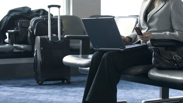 Использование мобильных устройств в аэропорту. Архивное фото