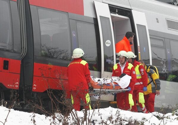 Эвакуация пострадавших на месте столкновения электричек в Вене