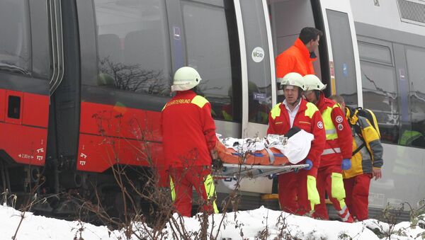 Эвакуация пострадавших на месте столкновения электричек в Вене
