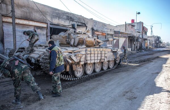Военнослужащие сирийской армии ремонтируют танк