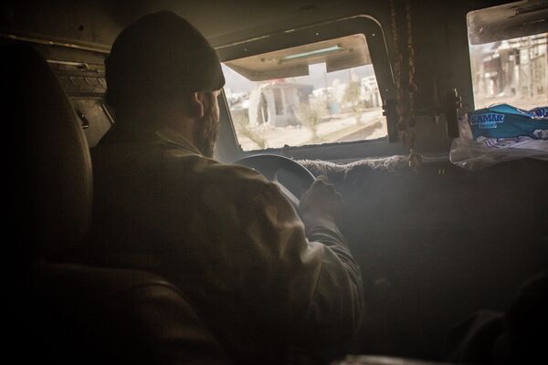 Военнослужащий сирийской армии за рулем бронеавтомобиля в городе Дарайя, Сирия