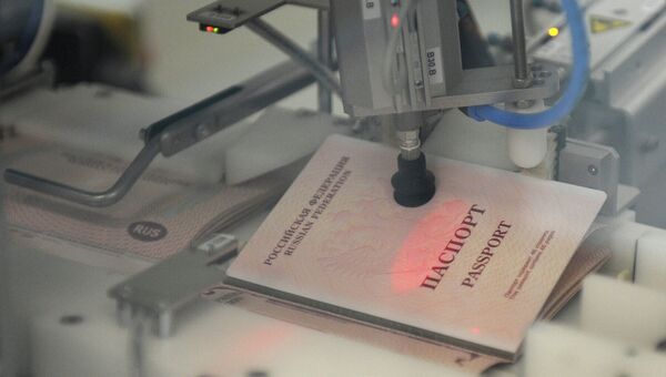 Процесс персонализации бланков биометрических заграничных паспортов граждан РФ. Архивное фото