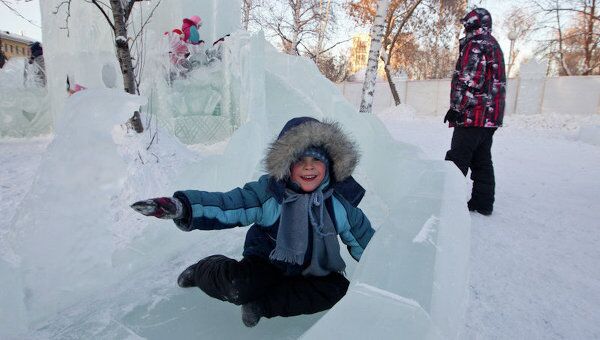 Дети играют в ледовом городке в Томске