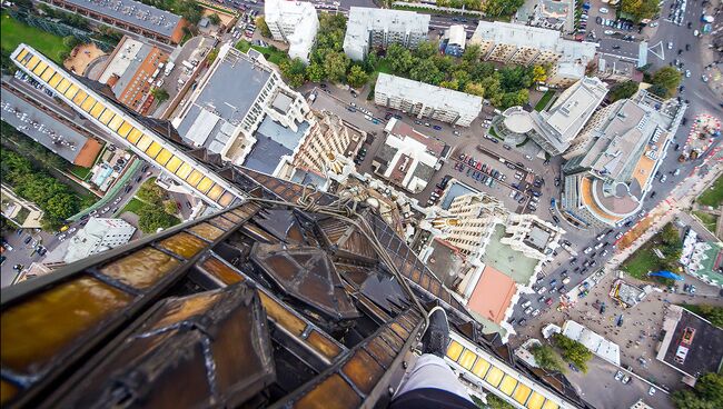 Нога руфера на звезде высотки на Кудринской площади
