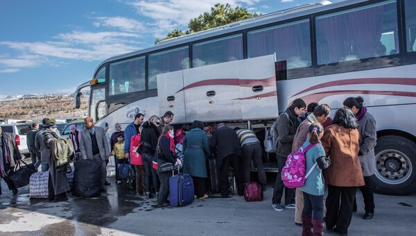 Граждане России, покидающие Сирию, садятся в автобусы на границе с Ливаном. Архив