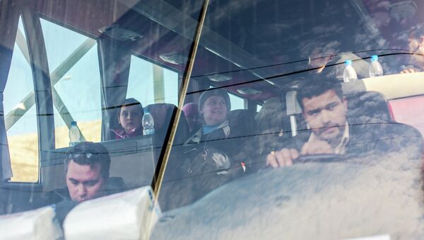 Граждане России, покидающие Сирию, в автобусах на границе с Ливаном