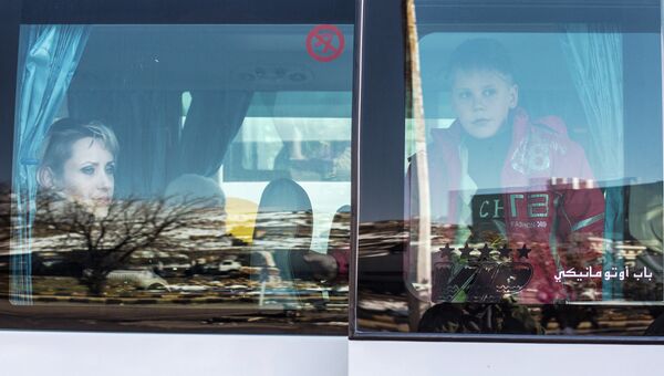Граждане России, покидающие Сирию, в автобусах на границе с Ливаном