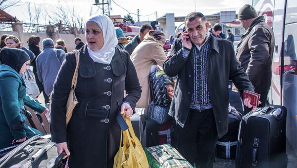 Граждане России, покидающие Сирию ожидают посадки в автобусы, на границе с Ливаном
