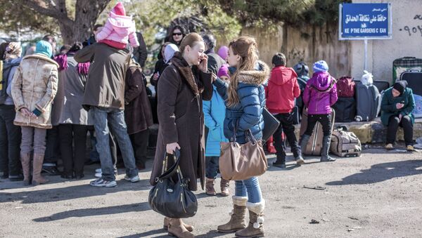 Граждане России, покидающие Сирию, ожидают посадки в автобусы