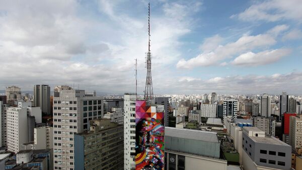 Граффити бразильского уличного художника Эдуардо Кобры, изображающее архитектора Оскара Нимейера, на 56-метровом здании в Сан-Паулу