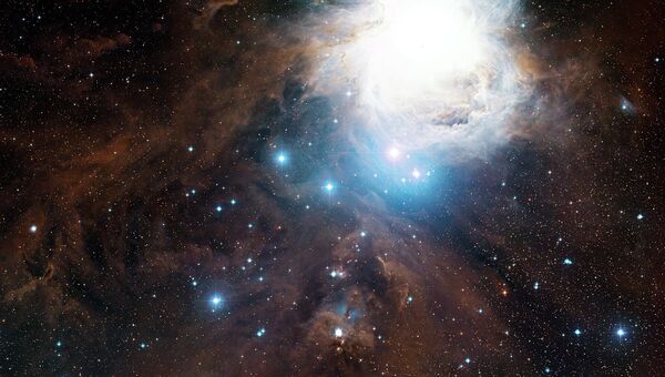 Туманность-“бублик” NGC1999 в созвездии Ориона (центр изображения).