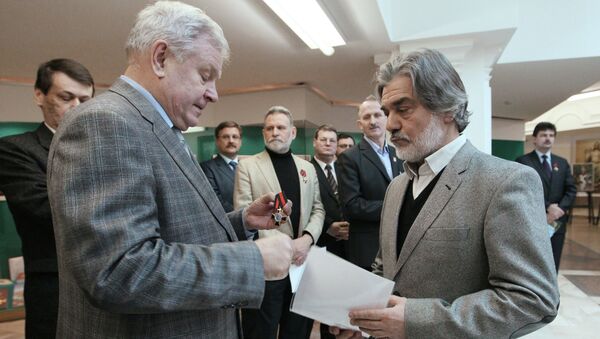 Специальный фотокорреспондент РИА Новости Владимир Вяткин награжден памятным знаком