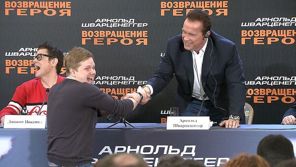 Шварценеггер показал российским поклонникам фирменное рукопожатие