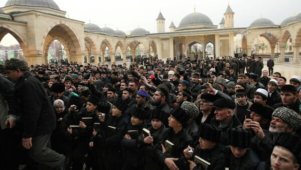 Верующие во дворе Центральной мечети имени Ахмата Кадырова в Грозном