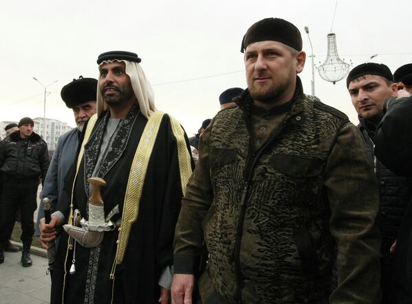 Ахмед Аль-Шейх Мухаммед Аль-Хазраджи (слева) и глава Чеченской республики Рамзан Кадыров