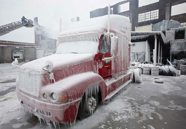 Покрытый льдом автомобиль на территории складских помещений в Чикаго