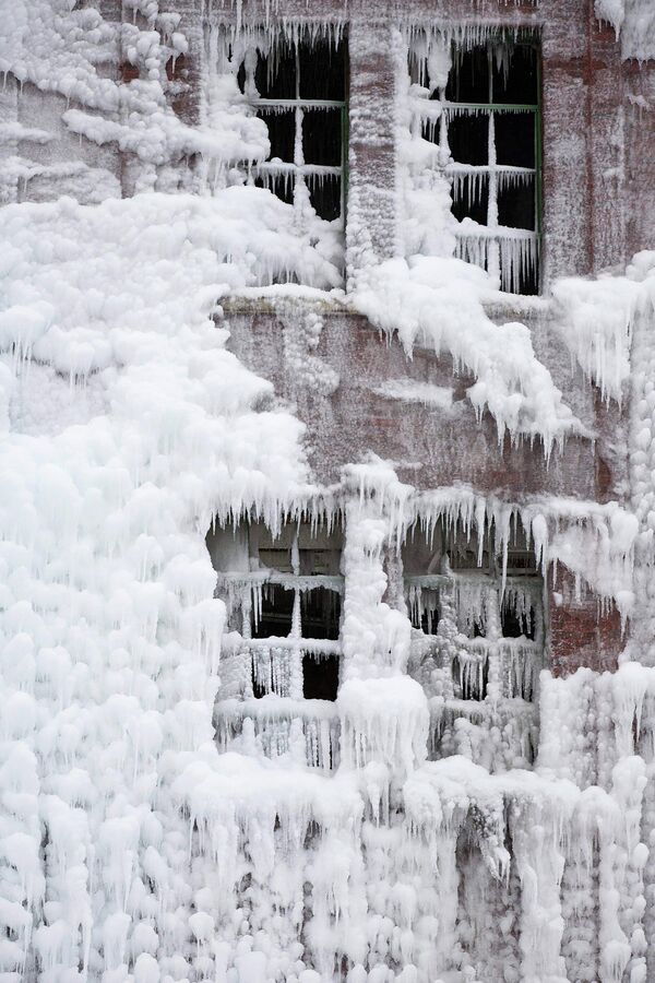 Покрытое льдом здание складских помещений в Чикаго