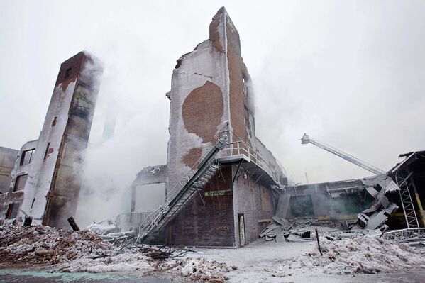 Дымящиеся руины складских помещений в Чикаго