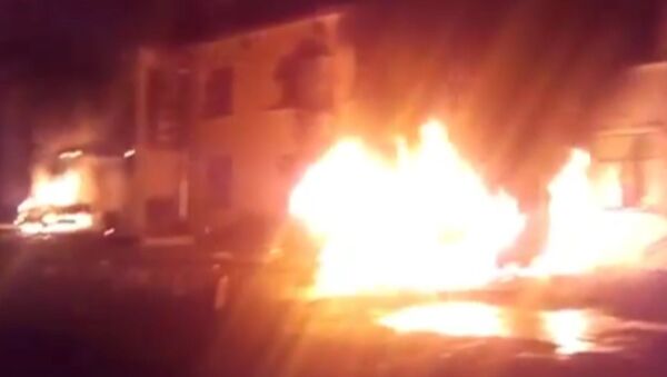 Очевидец снял, как протестующие подожгли машины и отель в Азербайджане
