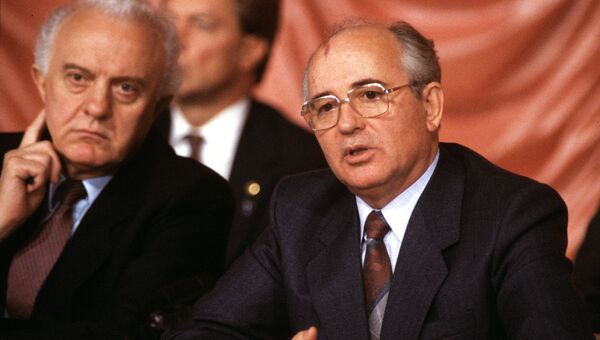 Михаил Горбачев и Эдуард Шеварднадзе. Архивное фото