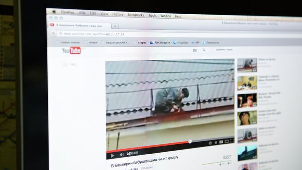 Видео с сервиса YouTube, где пожилая женщина на крыше пятиэтажного дома молотком стучит по кровле