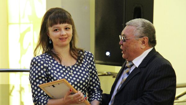 Корреспондент РИА Новости в Горном алтае Елена Козлова получает премию губернатора
