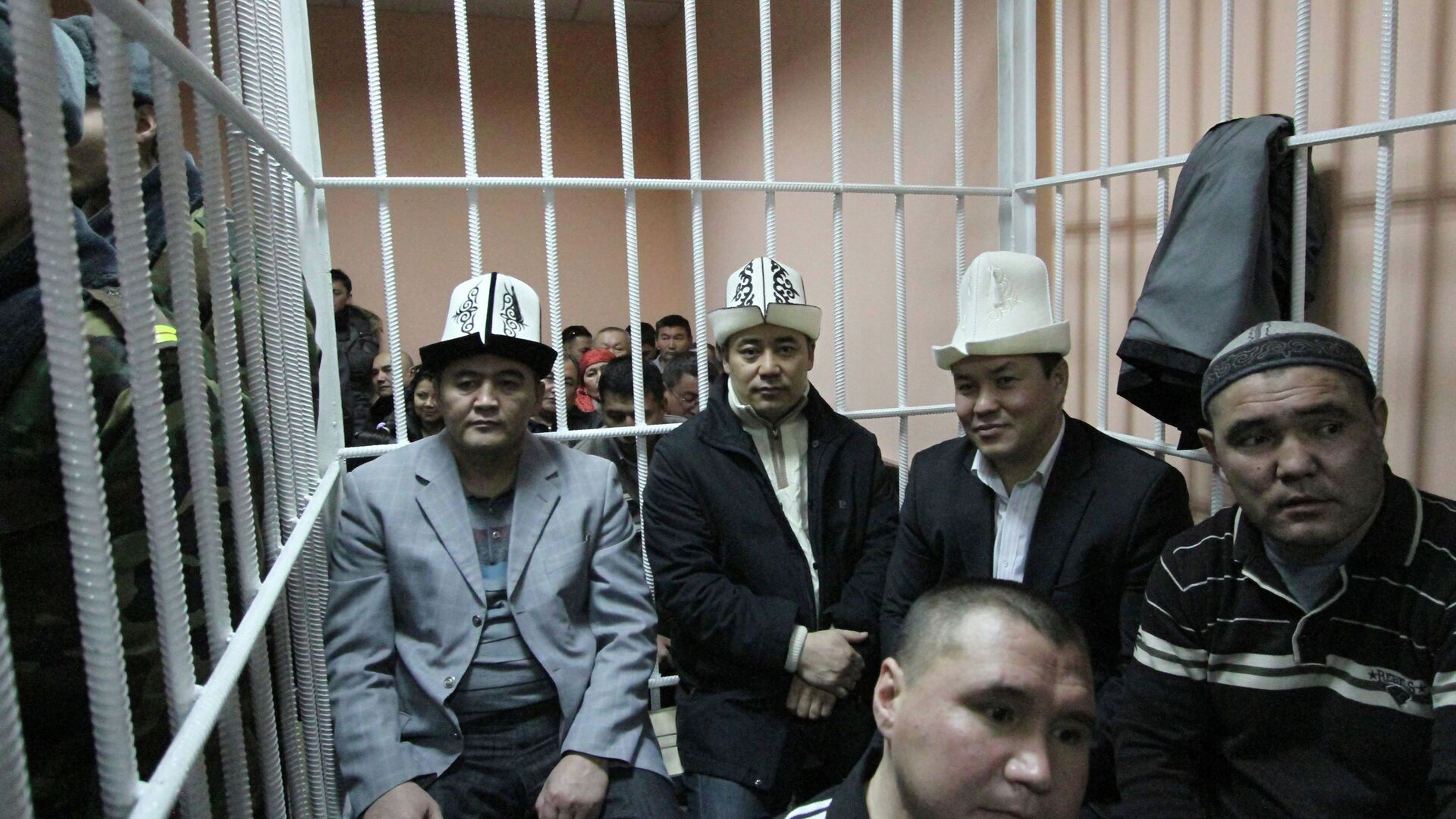 Суд оставил под стражей обвиняемых в захвате власти в Киргизии - РИА Новости, 1920, 06.10.2020