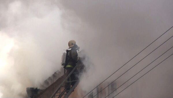 Пожарные тонули в дыму при тушении пламени в жилом доме в Петербурге