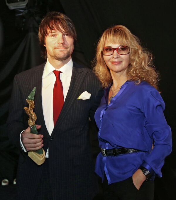 Актер Данила Козловский с мамой во время церемонии награждения премии Золотой орел 