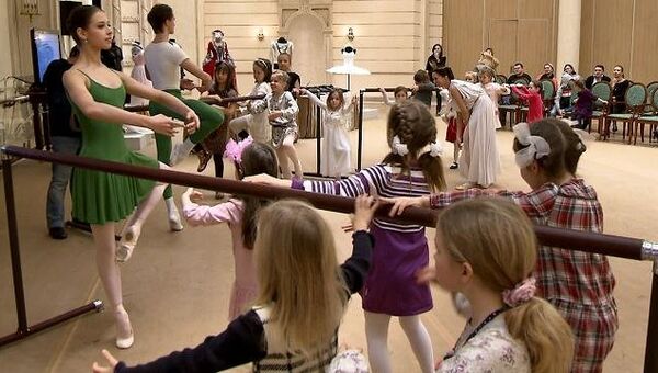 Дети учили балетные па и прикасались к пуантам в лаборатории Большого театра