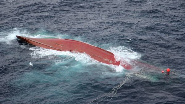 Поиски членов экипажа с судна Шанс-101, перевернувшегося в Японском море
