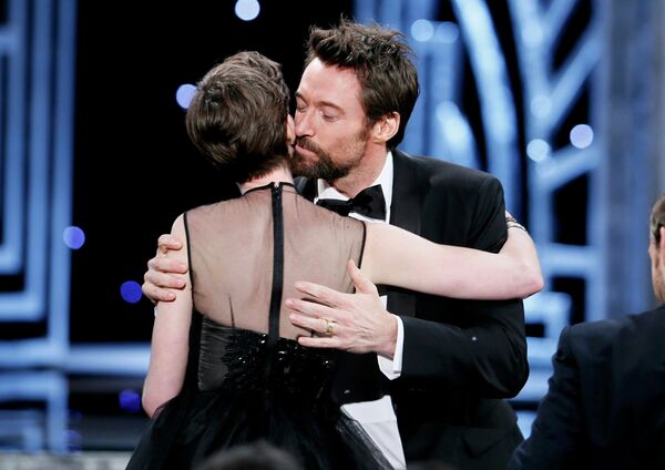 Актер Хью Джекман целует актрису Энн Хэтэуэй на 19-ой церемонии вручения премии Гильдии киноактеров США
