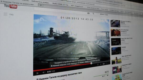 Видео В Нижнем Тагиле на дорогу выскочил танк
