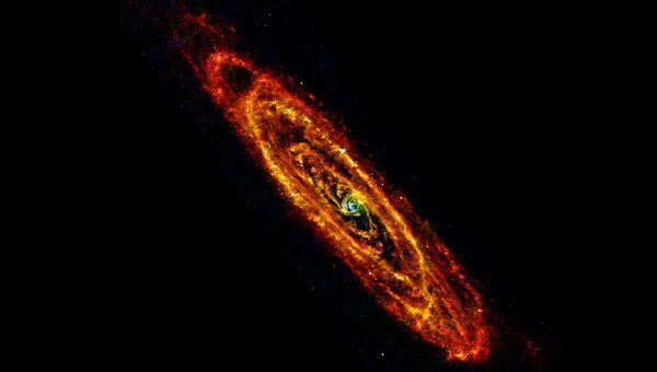 Снимок галактики Андромеды в инфракрасном диапазоне, полученный европейским орбитальным телескопом “Гершель”, архивное фото