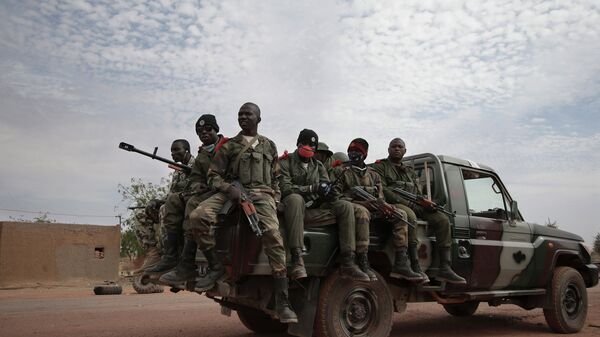 Солдаты правительственных войск Мали в освобожденном от боевиков-исламистов городе Кона