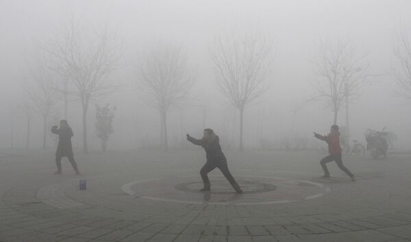 Жители Китая упражняются на площади в провинции Хэнань