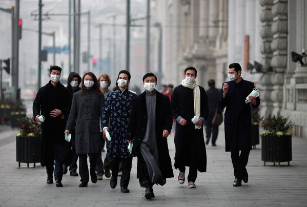 Жители Шанхая в масках