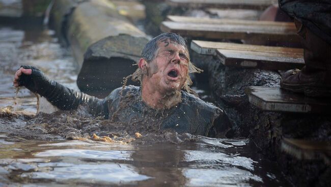 Испытание в воде во время соревнований Tough Guy