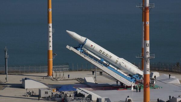 Южнокорейская ракета KSLV-1 или Naro-1 на стартовой площадке