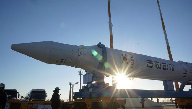 Южнокорейская ракета KSLV-1 или Naro-1 на стартовой площадке