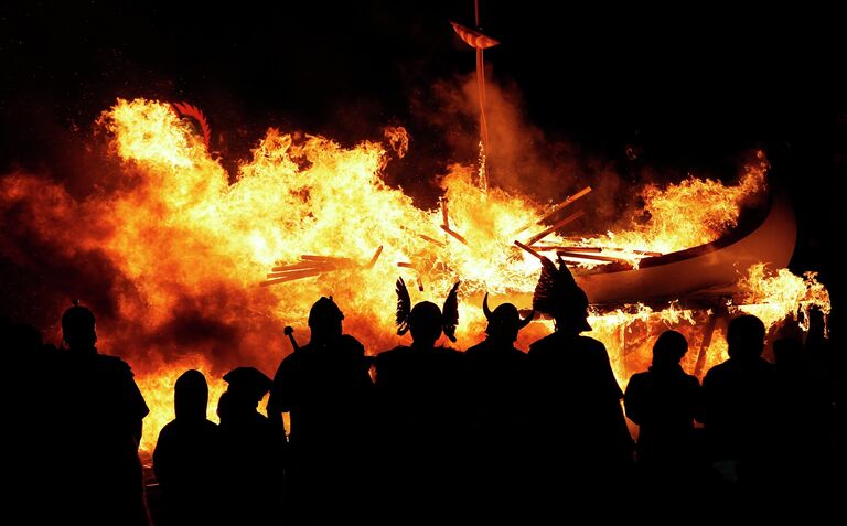 Ежегодный фестиваль Up Helly Aa в Леруике, Шотландские острова