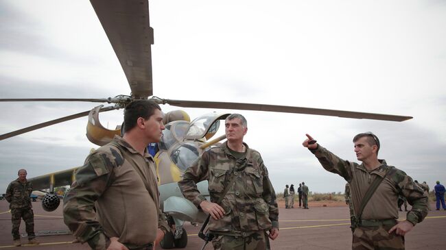 Французские военные у вертолета на авиабазе малийских ВВС в городе Севаре
